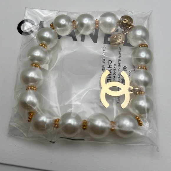 Chanel Beauty Gift White Pearl Bracelet Stretchable 2 Charms NWOT - Picture 5 of 11